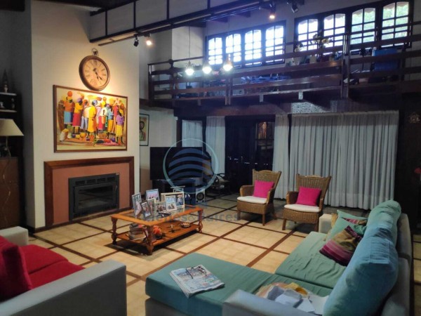 CASA EN VENTA EXCLUSIVA !!  Z/AV. CORRIENTES Y  AV. ALEM 