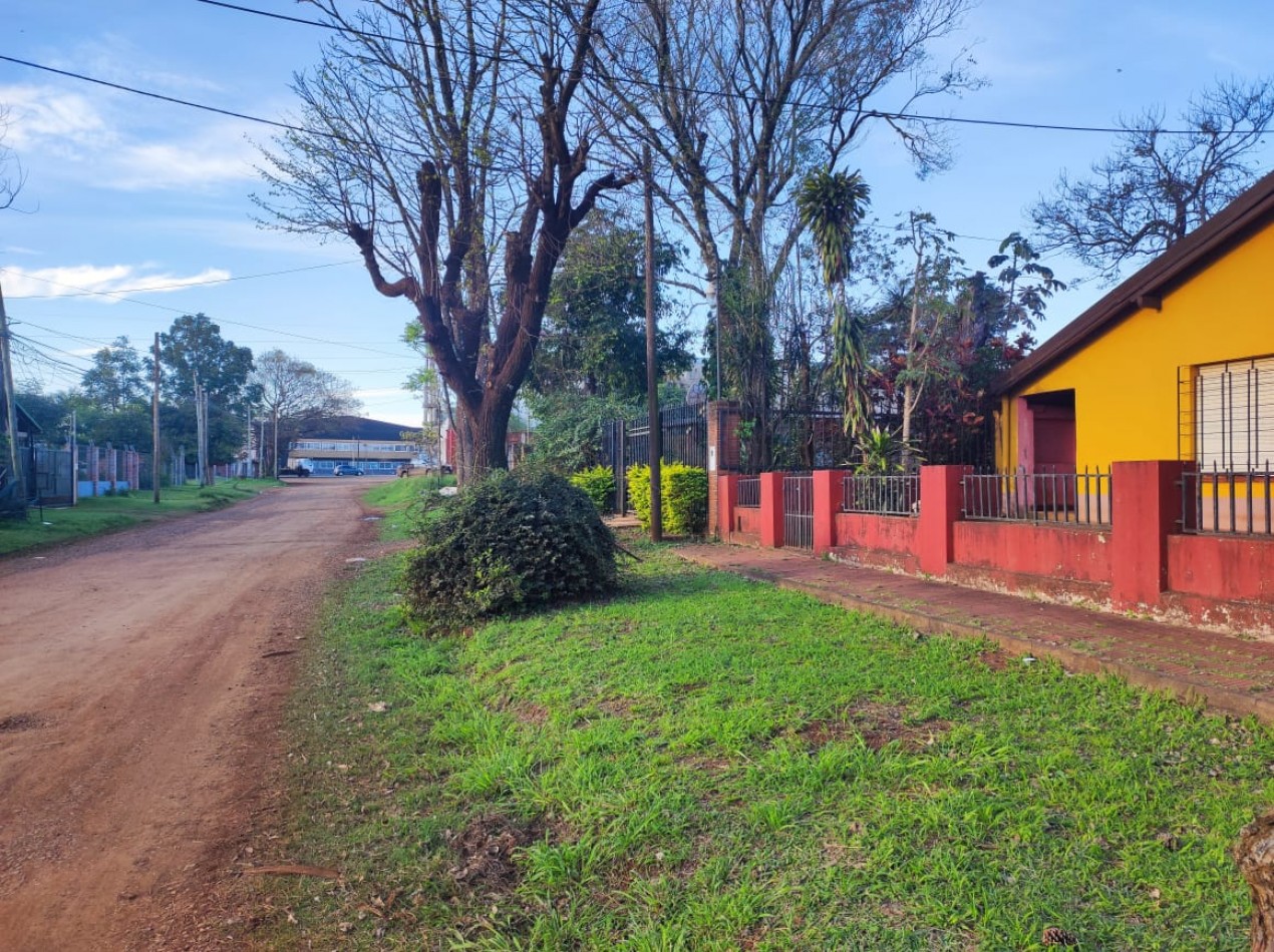 CASA EN VENTA EN ESQUINA - GRAN LOTE-  Z/AV. QUARANTA Y RUTA 213 