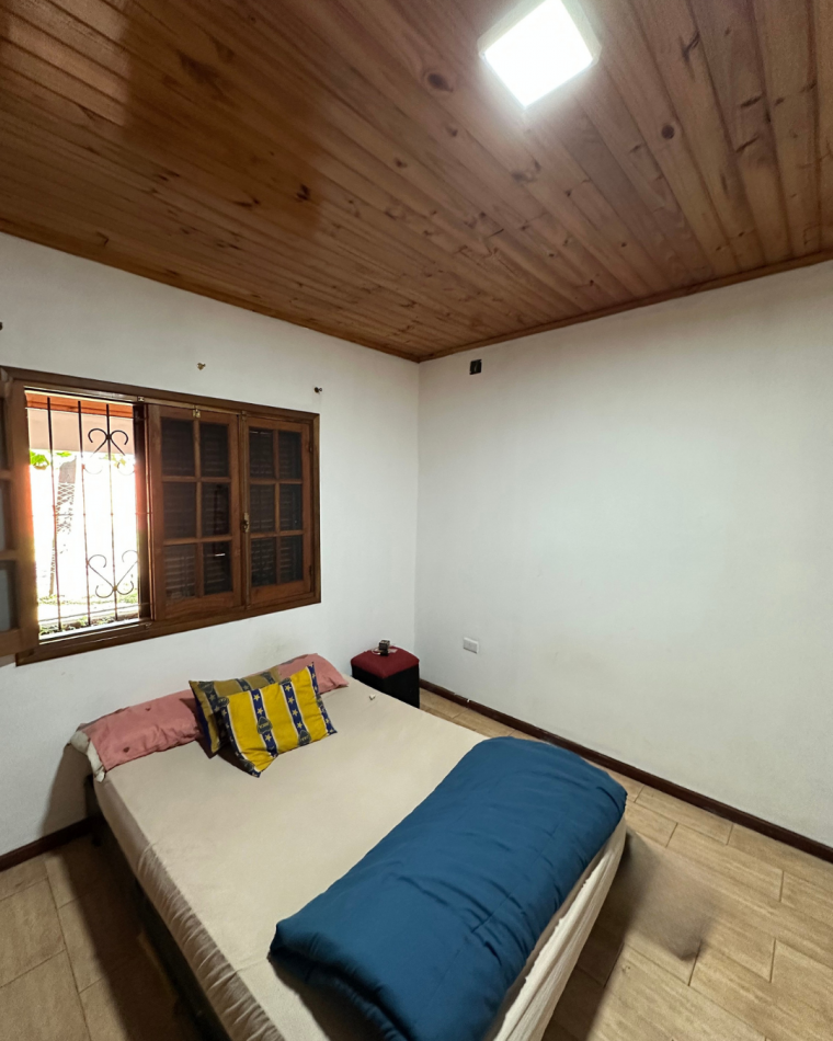 CASA EN VENTA CON AMPLIO TERRENO EN ESQUINA   B° ALTOS DE BELLA VISTA