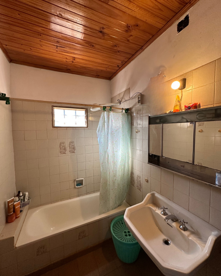 CASA EN VENTA CON AMPLIO TERRENO EN ESQUINA   B° ALTOS DE BELLA VISTA