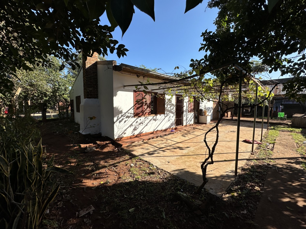 CASA EN VENTA CON AMPLIO TERRENO EN ESQUINA   B° ALTOS DE BELLA VISTA