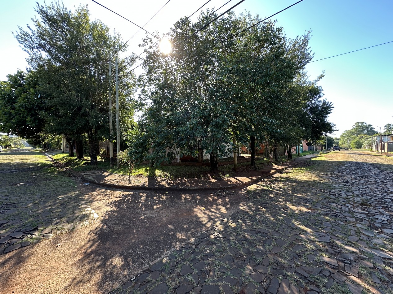 CASA EN VENTA CON AMPLIO TERRENO EN ESQUINA   B° ALTOS DE BELLA VISTA
