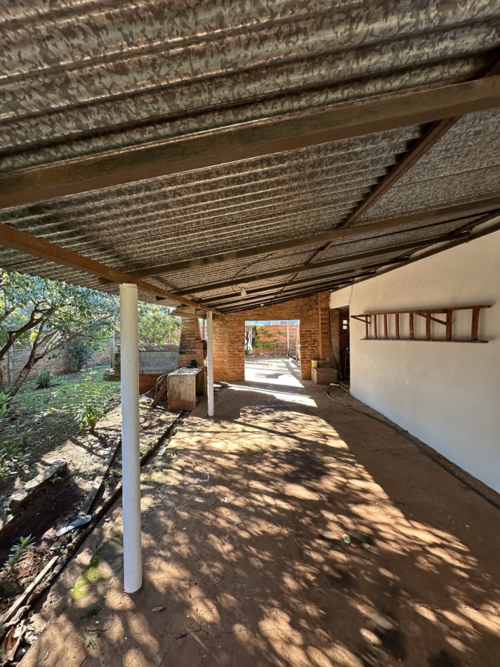 CASA EN VENTA CON AMPLIO TERRENO EN ESQUINA   B° ALTOS DE BELLA VISTA