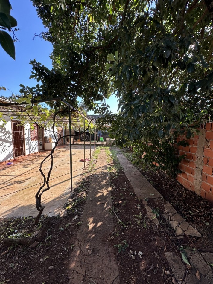 CASA EN VENTA CON AMPLIO TERRENO EN ESQUINA   B° ALTOS DE BELLA VISTA