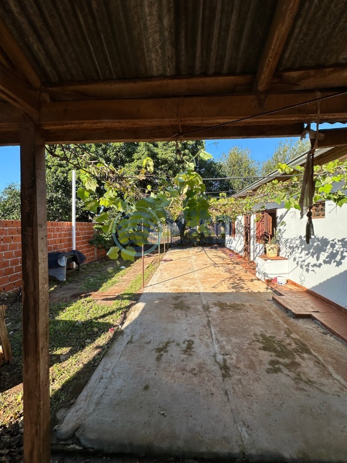 CASA EN VENTA CON AMPLIO TERRENO EN ESQUINA   B° ALTOS DE BELLA VISTA