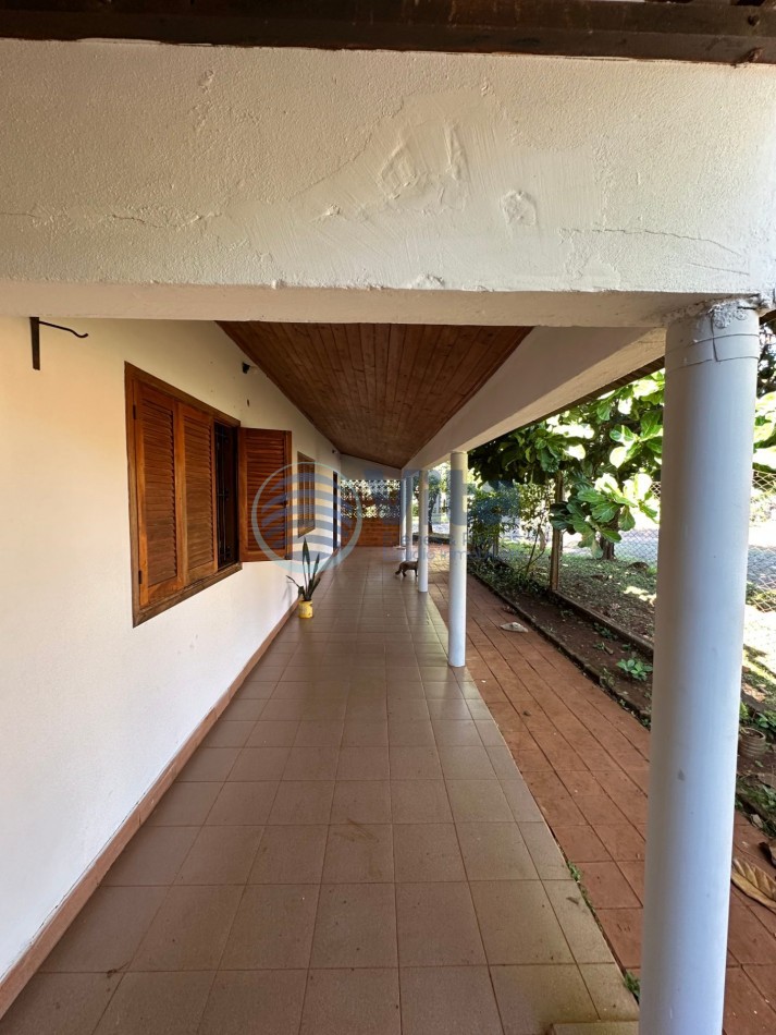 CASA EN VENTA CON AMPLIO TERRENO EN ESQUINA   B° ALTOS DE BELLA VISTA